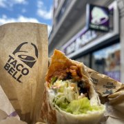 En una sucursal de Taco Bell se puede ver el logotipo de la cadena y un burrito