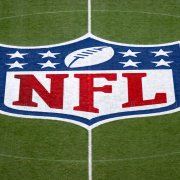 10 de noviembre de 2024, Baviera, Múnich: Fútbol americano, NFL, Carolina Panthers - New York Giants, jornada 10 de la fase regular en el Allianz Arena: El logotipo de la NFL se puede ver antes del partido en el Allianz Arena.