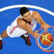 El turco Enes Kanter anota durante el partido de la segunda jornada de la fase de clasificación del grupo E entre Turquía y Francia, disputado en el EuroBasket 2011 en Vilna el 7 de septiembre de 2011. FOTO DE AFP/JOE KLAMAR