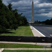 El estanque reflectante del Monumento a Lincoln, vacío y cercado, y sus senderos circundantes se ven en el National Mall de Washington DC, el 30 de julio de 2026.