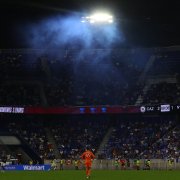 El portero del NYCFC, Matthew Freese, con el dorsal 49, se encuentra en el terreno de juego mientras una nube de humo azul flota sobre él durante el partido de fútbol de la Copa de la Liga contra el Cruz Azul, disputado en el Sports Illustrated Stadium de Harrison, Nueva Jersey, el 9 de agosto de 2026.