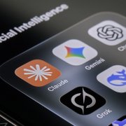 Iconos de aplicaciones de chatbots de inteligencia artificial.