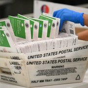 Un funcionario electoral procesa boletas de voto por correo en el Centro de Procesamiento de Votos del Condado de Los Ángeles, el 2 de junio de 2026.
