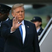 El presidente Donald Trump saluda tras bajar del Air Force One en la Base Conjunta Andrews, Maryland, el 28 de agosto de 2026.