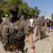 Agentes del ICE se enfrentan a manifestantes después de que dañaran un vehículo mientras intentaban detener a una persona en Chicago, el 24 de agosto de 2026.