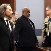 Duane Davis (C) y su abogado, Michael Sanft, son conducidos de nuevo a la sala del tribunal para conocer la fecha de la sentencia, después de que un jurado declarara a Davis culpable del asesinato del rapero Tupac Shakur, ocurrido en 1996, en el Tribunal de Distrito del Condado de Clark, situado en el Centro Regional de Justicia de Las Vegas, Nevada, el 31 de agosto de 2026. Duane Davis, un antiguo miembro de una banda de Los Ángeles, fue declarado culpable el 31 de agosto por un tribunal de Las Vegas del asesinato del rapero Tupac Shakur, ocurrido en 1996. Treinta años después de la muerte de la leyenda del rap en un casino de Las Vegas, el jurado declaró a Davis, de 63 años, culpable de asesinato tras tan solo unas horas de deliberación.