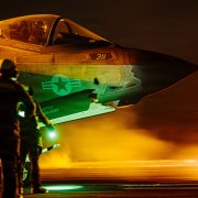 Marineros estadounidenses dan señales a un F-35C Lightning II, adscrito al Escuadrón de Cazas de Ataque (VFA) 147, en la cubierta de vuelo del portaaviones de la clase Nimitz USS George Washington (CVN 73), el 28 de agosto de 2026. El George Washington se encuentra desplegado en la zona de operaciones de la 5.ª Flota de EE. UU. para contribuir a la seguridad y la estabilidad marítimas en Oriente Medio.