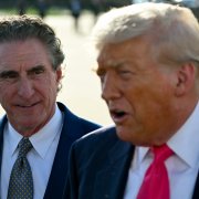 Doug Burgum, secretario del Interior, junto a Donald Trump/ Andrew Caballero- Reynolds