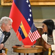 El secretario de Energía Chris Wright y la presidenta del régimen interino Delcy Rodríguez, esta semana en el Palacio de Miraflores, en Caracas.