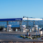 Una estación de servicio de Chevron cuenta con surtidores de combustible para el público, mientras un camión cisterna comercial de transporte de combustible entrega un cargamento de gasolina en Saratoga Springs, Utah (Estados Unidos), el 4 de septiembre de 2026. Los precios minoristas del combustible en todo el país han alcanzado máximos históricos durante el fin de semana festivo del Día del Trabajo, con un precio medio nacional de la gasolina sin plomo normal de 4,15 dólares por galón, en un contexto de conflictos geopolíticos en el estrecho de Ormuz y de volatilidad en los mercados mundiales del crudo.