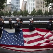 Miembros del Departamento de Policía de Nueva York, del Cuerpo de Bomberos de Nueva York y del Departamento de Policía de la Autoridad Portuaria portan una bandera de Estados Unidos al inicio de los actos conmemorativos celebrados en el emplazamiento del World Trade Center, en Nueva York, el 11 de septiembre de 2014. Este año se cumple el 13.º aniversario de los atentados terroristas del 11 de septiembre, en los que murieron casi 3.000 personas en el World Trade Center, el Pentágono y en el vuelo 93.