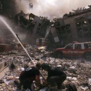 Bomberos combaten un foco de incendio durante el 11-S/ Ann Ronan Picture Library
