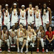 La selección de Estados Unidos de baloncesto femenino posa después de la ceremonia de premiación del Mundial de la FIBA.