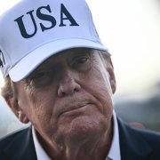 El presidente Donald Trump habla con los medios de comunicación antes de abordar el Air Force One para partir del aeropuerto de Shannon, en el oeste de Irlanda, el 13 de septiembre.