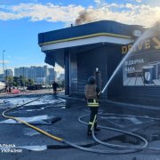 Un policía extinguiendo un incendio en una gasolinera dañada tras un ataque con drones rusos en Kiev
