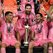 Lionel Messi (n.º 10), levanta el trofeo junto a sus compañeros de equipo tras vencer al Cruz Azul de México