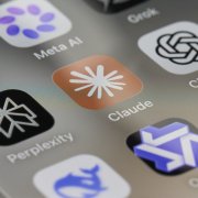 Aplicaciones de IA en un teléfono inteligente (imagen referencial).