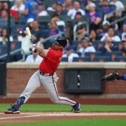 El jugador de los Atlanta Braves, Drake Baldwin (30), batea un sencillo durante la primera entrada del partido de béisbol contra los New York Mets en el Citi Field de Corona, Nueva York, el 14 de agosto de 2025.