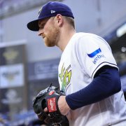 El lanzador titular de los Tampa Bay Rays, Drew Rasmussen (57), sale corriendo al campo antes de un partido de la Major League Baseball contra los Houston Astros en el Tropicana Field de San Petersburgo, Florida, el 11 de septiembre de 2026. Los Rays derrotaron a los Astros por 3-1 y se convirtieron en el primer equipo en asegurarse una plaza en la postemporada de la Major League Baseball.