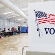 Personas acuden a votar en el segundo día de votación anticipada, antes de las elecciones de mitad de mandato, en Illinois.