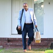 Dale Caldwell, demócrata de Nueva Jersey, sonríe mientras sale de su casa para subir a un vehículo en New Brunswick