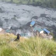 Esta captura de pantalla, tomada de un vídeo de AFPTV grabado el 11 de octubre de 2026, muestra cómo las aguas de la riada destruyen edificios a lo largo del río Budhi Gandaki, tras una riada repentina provocada por un deslizamiento de tierra en terreno seco, en Sallari Chumnubri, en el distrito de Gorkha (Nepal), el 11 de octubre de 2026. Las riadas repentinas se extienden a lo largo del río Budhi Gandaki, en Nepal, destruyendo edificios y arrasando la zona circundante con aguas fangosas.
Más de 1.400 personas fallecieron y más de 5.000 siguen desaparecidas tras la catastrófica inundación que azotó Nepal el 26 de agosto, provocada por un derrumbe de una montaña y un glaciar en la frontera entre China y Nepal.