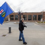 Un simpatizante separatista de Alberta porta una bandera