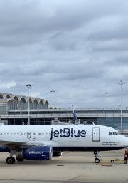 Un avión de JetBlue aterrizado en un aeropuerto