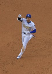 Ohtani recorre las bases después de un home run