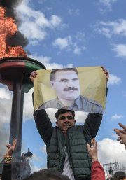 Un hombre sostiene un retrato de Abdullah Öcalan, líder del PKK