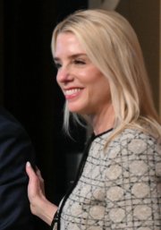 Kash Patel y Pam Bondi, en una ceremonia