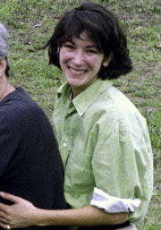 Ghislaine Maxwell y Jeffrey Epstein sobre una moto en una imagen de archivo