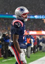 Los receptores abiertos de los Patriots, KAYSHON BOUTTE (9) y DEMARIO DOUGLAS (3), celebran tras un touchdown durante la segunda mitad del partido de la Ronda Divisional de los Playoffs de la NFL entre los New England Patriots y los Houston Texans el 18 de enero de 2026 en Foxboro, Massachusetts. Los Patriots ganaron 28-16.