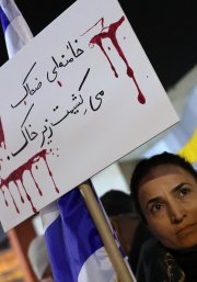 Una mujer protesta en solidaridad por la represión en Irán