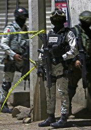 Miembros de la Guardia Nacional en la escena de un tiroteo masivo que dejó 11 muertos en México