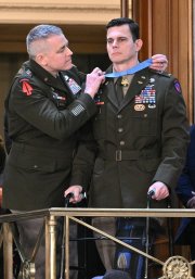 El suboficial jefe Eric Slover recibe la Medalla de Honor del Congreso