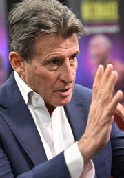 El presidente del Atletismo Mundial, Sebastian Coe, gesticula mientras habla durante una entrevista con AFP tras una rueda de prensa para presentar el Ultimate Championship, un nuevo evento atlético por equipos, en el Centro Nacional de Atletismo de Budapest, Hungría, el 22 de noviembre de 2024. El Presidente del Atletismo Mundial, Sebastian Coe, declaró el 22 de noviembre que el nuevo Campeonato Ultimate, presentado oficialmente por el organismo rector del deporte, cambiará las reglas del juego en el atletismo.