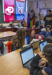 Alumnos asisten a la clase de historia impartida por Jacob Marsh en la Mark Twain Middle School de Alexandria, Virginia, el 6 de marzo de 2025, sin teléfonos inteligentes debido a la prohibición. La prohibición de los teléfonos en la escuela forma parte de una oleada de medidas aplicadas en todo Estados Unidos y de un movimiento mundial que se repite en Brasil, Francia y otros países. Los partidarios creen que las restricciones protegerán a los alumnos de los aparentes perjuicios del uso de teléfonos inteligentes mientras están en la escuela, pero los detractores afirman que las medidas no preparan a los adolescentes para el mundo digital en el que inevitablemente entrarán. (Foto de Jim WATSON / AFP)