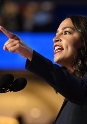 La representante Alexandria Ocasio-Cortez (D-NY) habla en una convención de su partido