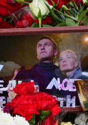 (Arhivo) Navalny y su esposa en una fotografía tributo tras la muerte del opositor ruso