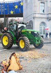 (Archivo) Agricultores protestan frente al Parlamento Europeo por acuerdos comerciales