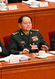 He Weidong (derecha), vicepresidente segundo de la Comisión Militar Central (CMC) de China, y Zhang Youxia (centro), vicepresidente primero de la CMC, asisten a la sesión inaugural de la Asamblea Popular Nacional (APN) en el Gran Salón del Pueblo de Pekín el 5 de marzo de 2025.