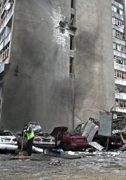 Trabajadores ucranianos retiran escombros tras un ataque ruso