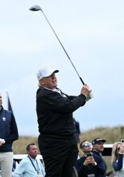 Donald Trump juga al golf en Aberdeenshire, Escocia/ Brendan Smialowski