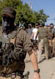 Agentes del ICE se enfrentan a manifestantes después de que dañaran un vehículo mientras intentaban detener a una persona en Chicago, el 24 de agosto de 2026.