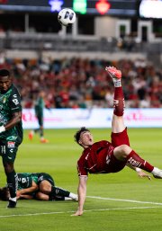 Federico Viñas realiza una chilena durante el partido de semifinales de la Leagues Cup entre el Toluca FC y el Club León en el Shell Energy Stadium de Houston, Texas, el 2 de septiembre de 2026.