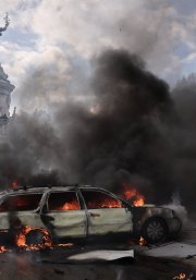 Un vehículo en llamas durante una manifestación en la Place de la République de París