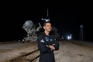 Jared Isaacman posando antes de emprender un vuelo privado para SpaceX.