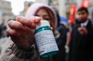 Una activista pro-aborto con píldoras abortivas en medio de una protesta (Archivo)
