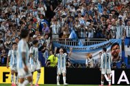 Lionel Messi, número 10, celebra su tercer gol contra Argelia